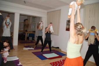 Yoga pentru mamici si bebelusi